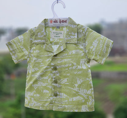 Parrot and white printed soft cotton fabric shirt for boys